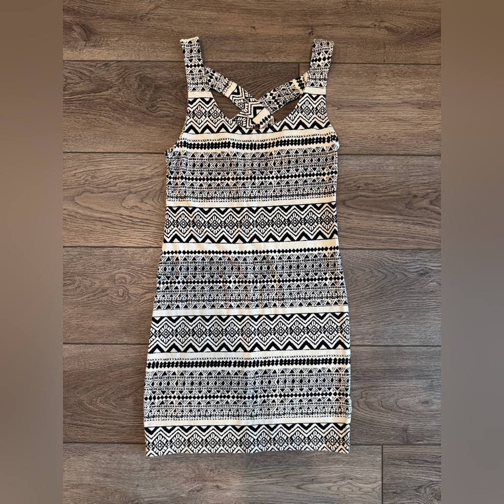 Women’s Black & White Patterned Fitted Sleeveless Dress